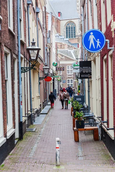 Beco na cidade velha de Leiden, Países Baixos — Fotografia de Stock