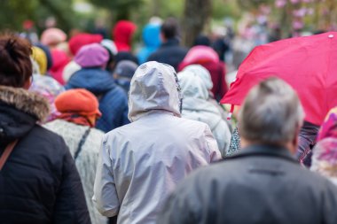 yağmur yağıyor iken hareket insanlar kalabalık