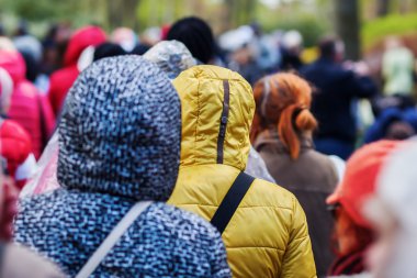 yağmur yağıyor iken hareket insanlar kalabalık