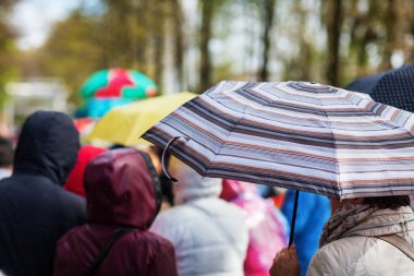 yağmur yağıyor iken hareket insanlar kalabalık