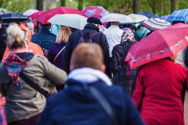 yağmur yağıyor iken hareket insanlar kalabalık
