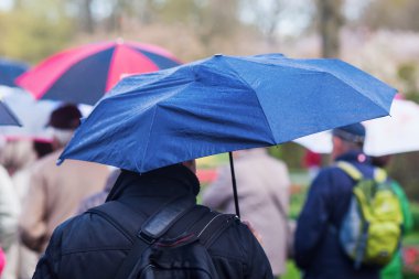 yağmur yağıyor iken hareket insanlar kalabalık