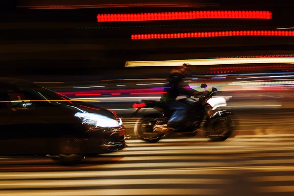 Nachtverkehr in Bewegung verschwimmt — Stockfoto