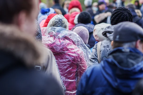 Menschenmassen unterwegs, während es regnet — Stockfoto