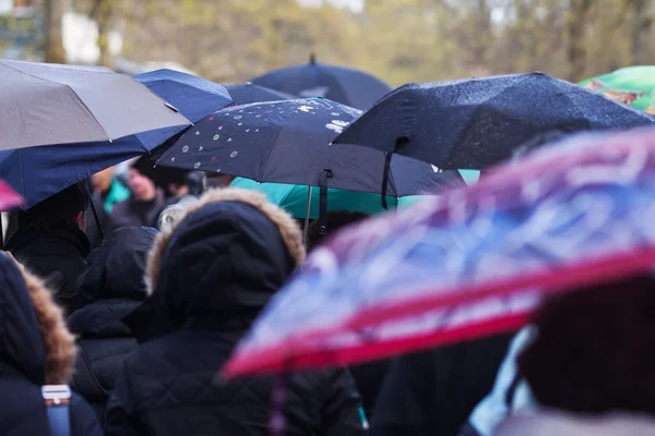 Crowds of people on the move while it is raining — Stock Photo, Image