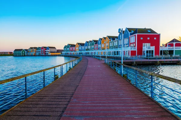 Rij huizen in Houten, Nederland, in de schemering — Stockfoto