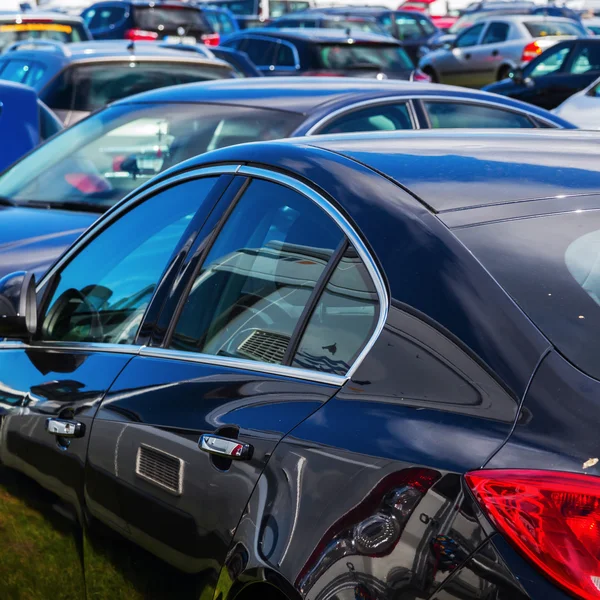 Auto op een parkeerplaats — Stockfoto