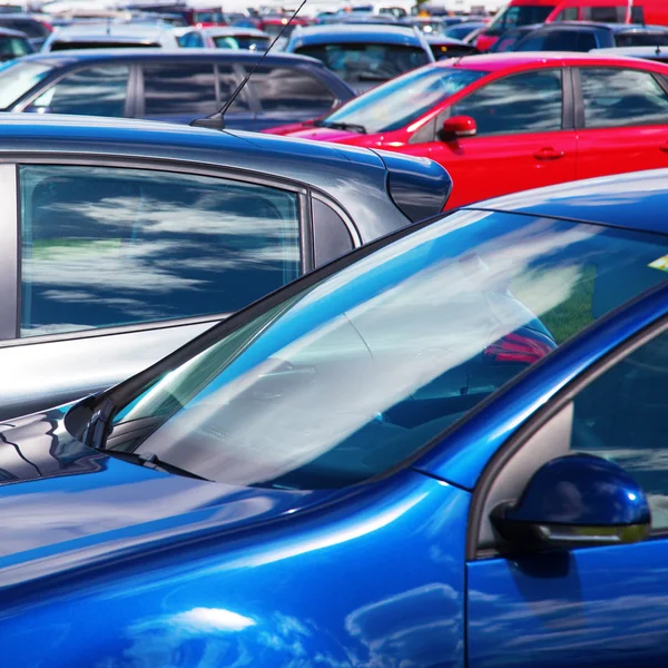 Auto op een parkeerplaats — Stockfoto