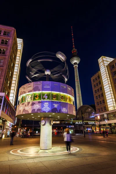 Horloge mondiale sur Alexanderplatz à Berlin, Allemagne, la nuit — Photo