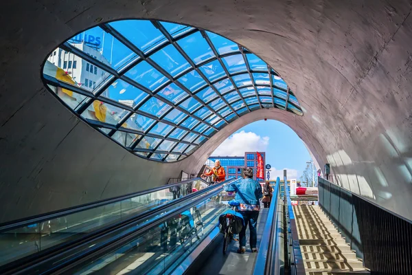 Escaleras mecánicas a una bicicleta aparcamiento subterráneo en Eindhoven, Países Bajos —  Fotos de Stock