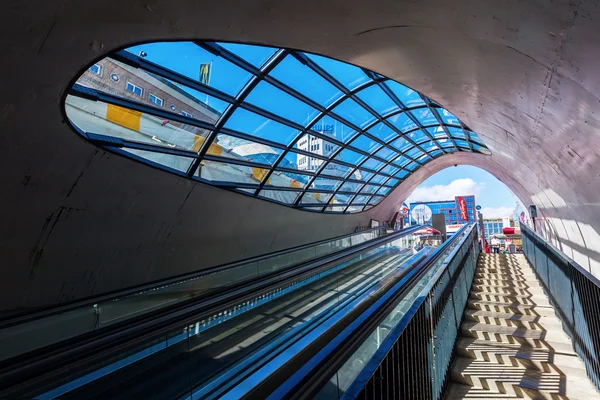 Escaleras mecánicas a una bicicleta aparcamiento subterráneo en Eindhoven, Países Bajos — Foto de Stock