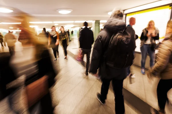 Bir metro istasyonu hareket insanlar — Stok fotoğraf