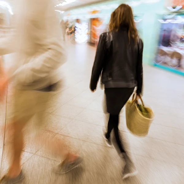 Mensen die onderweg in een metrostation — Stockfoto