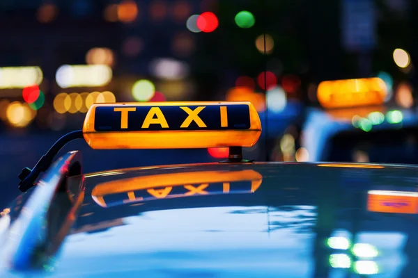 Taxi znak na taksówkę w nocy — Zdjęcie stockowe