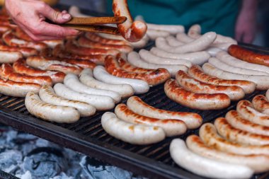 büyük bir ızgara sosis