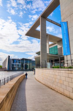 Berlin, Almanya 'nın hükümet bölgelerine yayılmış durumda.