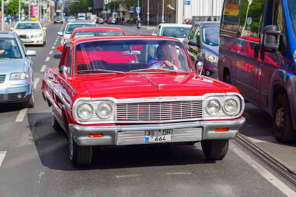 Berlin'de trafikte klasik Chevrolet araba — Stok fotoğraf