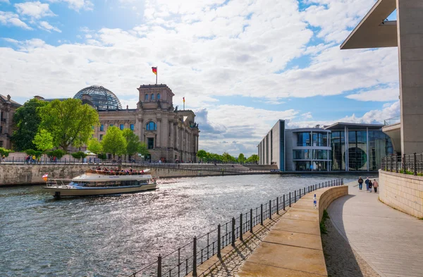 Kurvenreiche Spree durch das Regierungsviertel von Berlin, Deutschland — Stockfoto