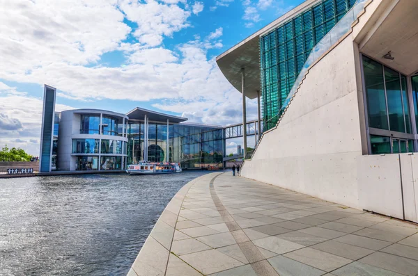 Berlin, Almanya 'nın hükümet bölgelerine yayılmış durumda.