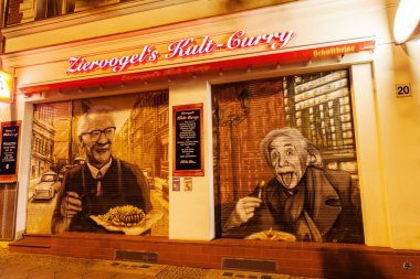 Berlin benzersiz currywurst dükkanı, Almanya, gece