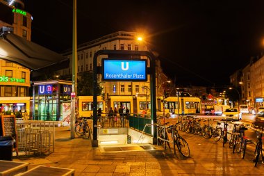 Berlin Rosenthaler Meydanı'nda gece sahnesi, Almanya