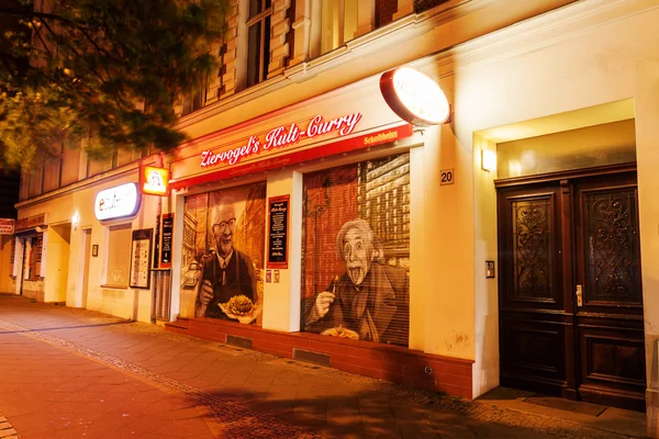 Boutique unique de currywurst à Berlin, Allemagne, la nuit — Photo