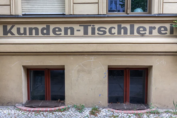 德国柏林历史悠久的橱柜制造商商店 — 图库照片