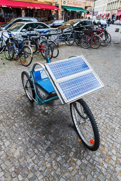 Vélo unique avec panneau solaire — Photo