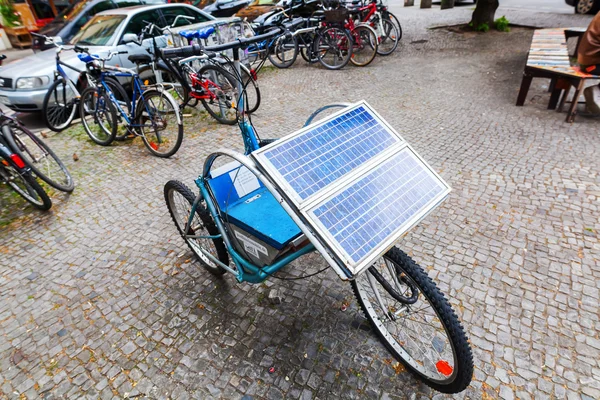 Vélo unique avec panneau solaire — Photo