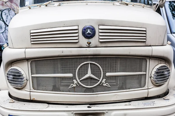 Frente de um clássico Mercedes Benz caminhão — Fotografia de Stock