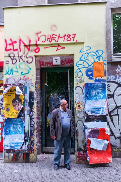 Berlin-Kreuzberg, Almanya'da bir apartmanın benzersiz girişi — Stok fotoğraf