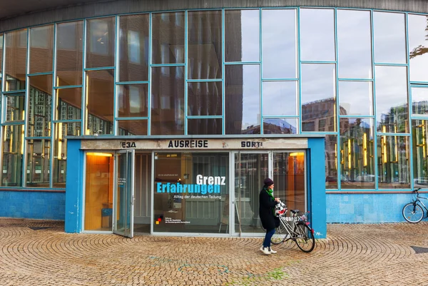 Traenenpalast met permanente tentoonstelling grenzerfahrungen in Berlijn, Duitsland — Stockfoto