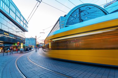 Alexanderplatz Berlin'de, Almanya, alacakaranlıkta