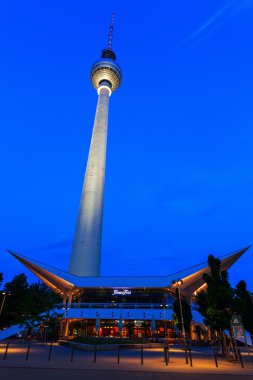 Berlin, Almanya, geceleri televizyon kulesi
