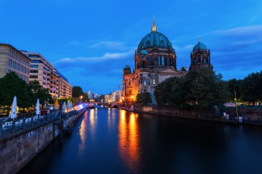 Berlin Müzesi Adası'nda Berlin Katedrali, Almanya, gece