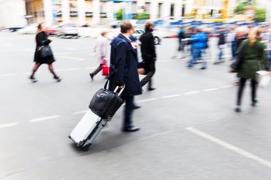 bir caddeden karşıya işadamı seyahat