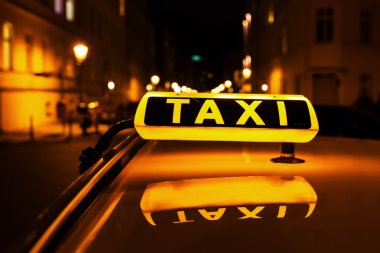 Çatıda bir Taxi taksi işareti