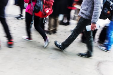 şehirde yürüyüş commuters