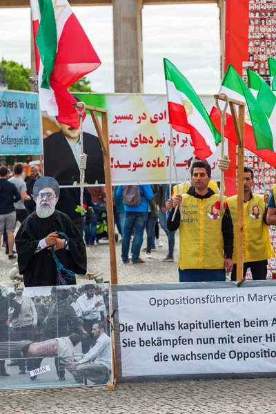 Demonstracja przeciwko egzekucjom w Iranie przed bramą Brandenburger w Berlinie, Niemcy — Zdjęcie stockowe