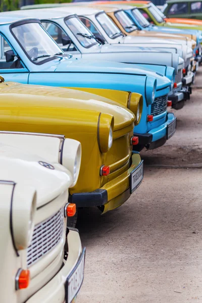 Filas de coches Trabant en Berlín, Alemania — Foto de Stock