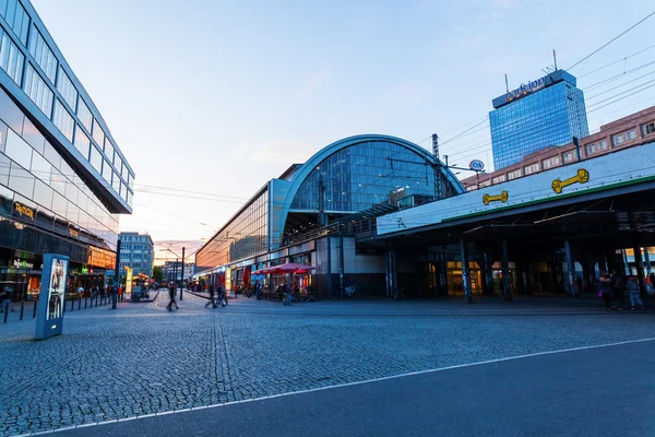 Alexanderplatz in Berlijn, Duitsland, in de schemering — Stockfoto