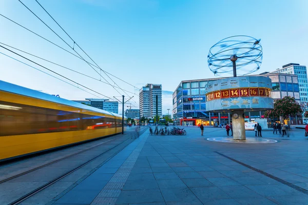Dünya saatiyle Berlin, Almanya 'da Alexanderplatz' da alacakaranlıkta.