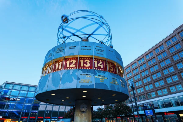 Reloj de la hora mundial en Alexanderplatz en Berlín, Alemania, al atardecer —  Fotos de Stock