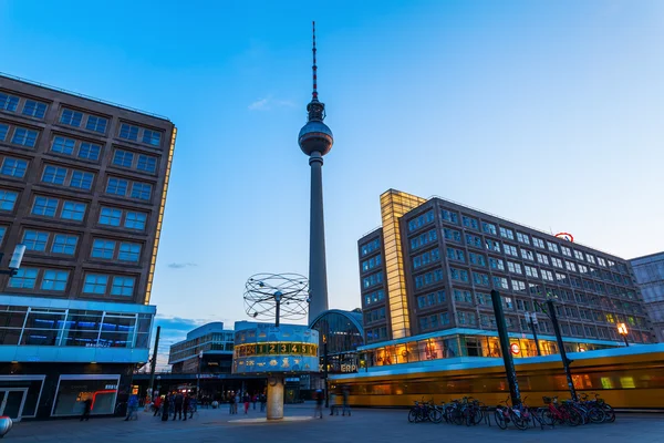 Wieża telewizyjna i Alexanderplatz w Berlinie, Niemcy, o zmierzchu — Zdjęcie stockowe