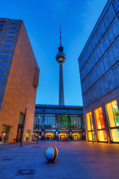 Tour de télévision à Berlin, Allemagne, la nuit — Photo