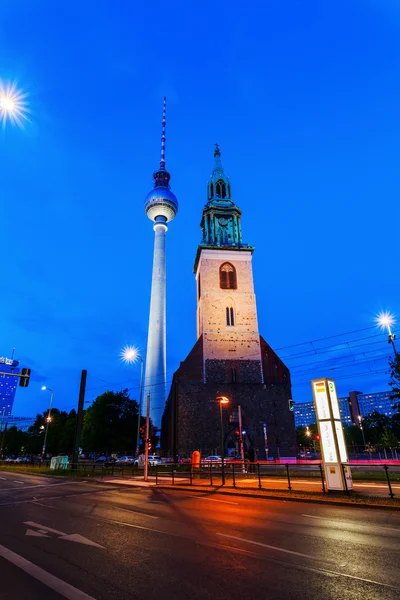 Torre de televisão em Berlim, Alemanha, à noite — Fotografia de Stock