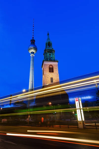 Torre de televisão em Berlim, Alemanha, à noite — Fotografia de Stock