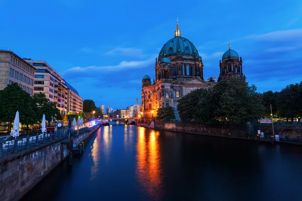 Catedral de Berlín en la Isla de los Museos en Berlín, Alemania, por la noche — Foto de Stock