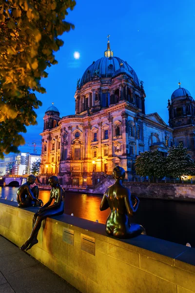 Catedral de Berlín en la Isla de los Museos en Berlín, Alemania, por la noche — Foto de Stock