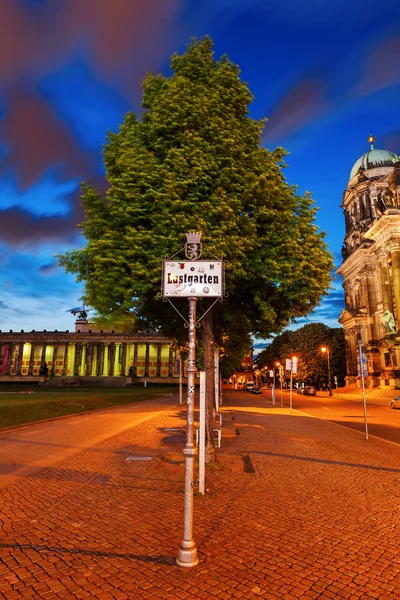 Park som heter Lustgarten på Museiön i Berlin, Tyskland — Stockfoto